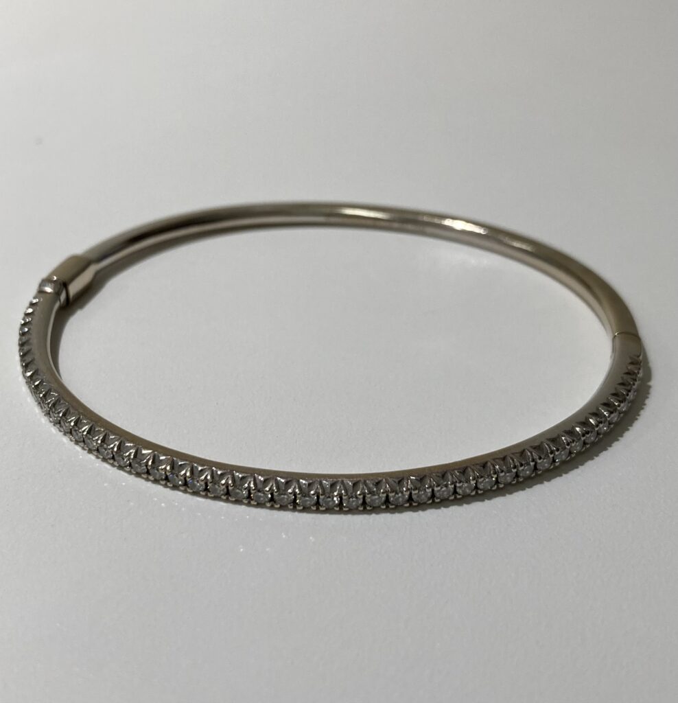 ティファニー　750WG   メトロ　ヒンジ　ハーフダイヤ　バングル