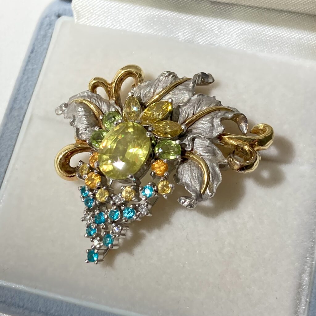 Pt900/K18 スフェーン2.50ct サファイア0.23ct ダイヤ０.72ct ガーネット ペリドット トルマリン ブローチ 鑑別書付き