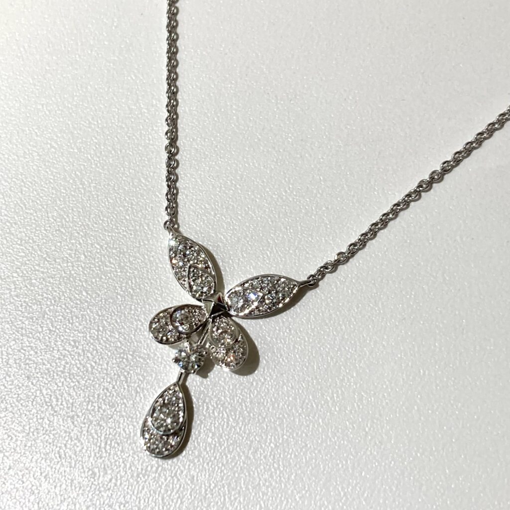 グラフ  750WG  バタフライ  ダイヤ  ドロップ  ネックレス  RGP867  箱、保証書付き