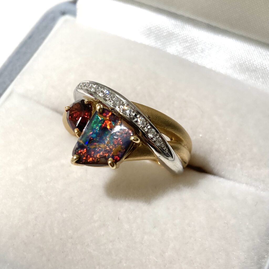 山本真理  K18/Pt900  ボルダーオパール1.50  ガーネット0.41  ダイヤ0.075  リング  保証書付き