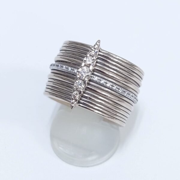 カシケイ K18WG/Pt900 ネイキッド ブラウンダイヤ0.30 メレダイヤ0.11 リング