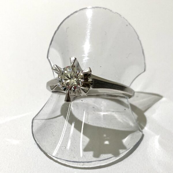 Pt900 6爪ダイヤ0.596 リング