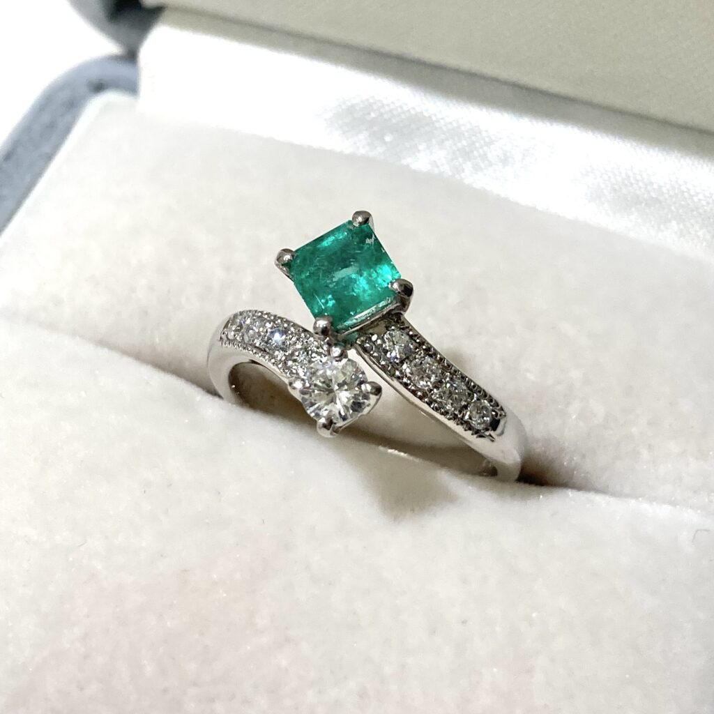 Pt900  エメラルド0.62  ダイヤ0.20  メレダイヤ0.14  リング