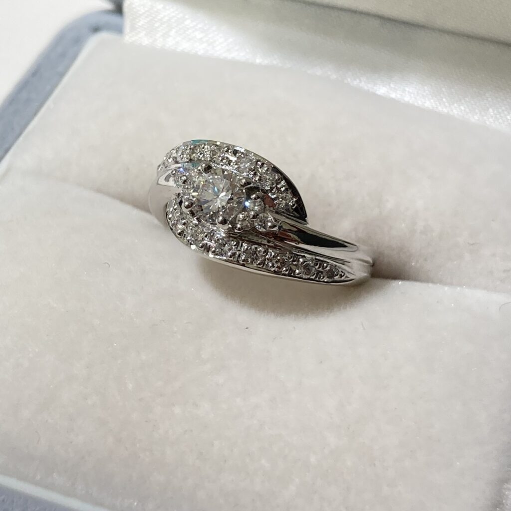 Pt900 デザイン ダイヤ0.31 0.25 リング 鑑定書付き