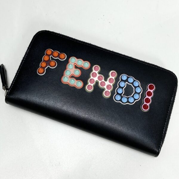 フェンディ ロゴ スタッズ ラウンドジップ長財布 8M0299 箱付き