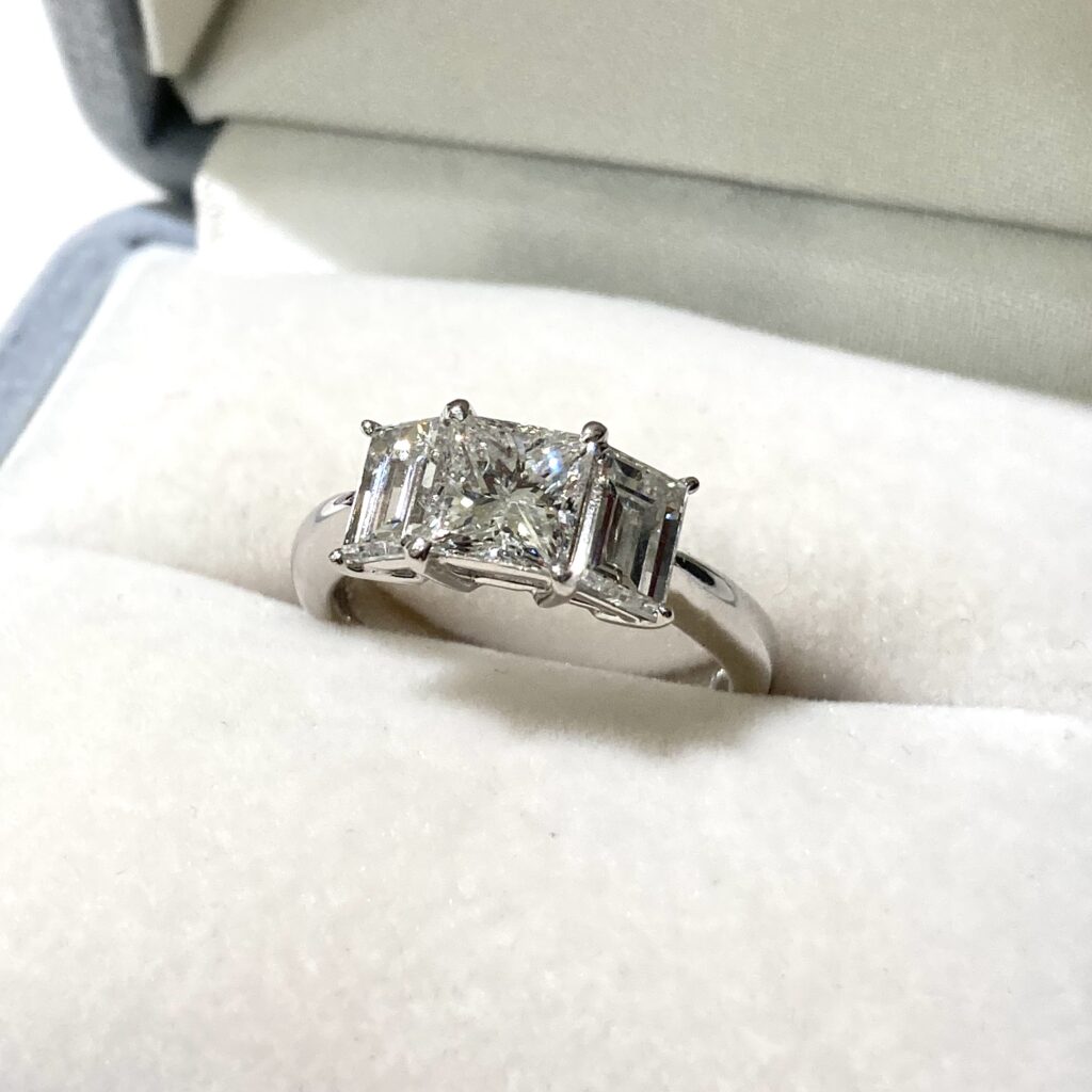 Pt900  プリンセスカットダイヤ1.015  スクエアダイヤ1.35  リング  鑑定書付き