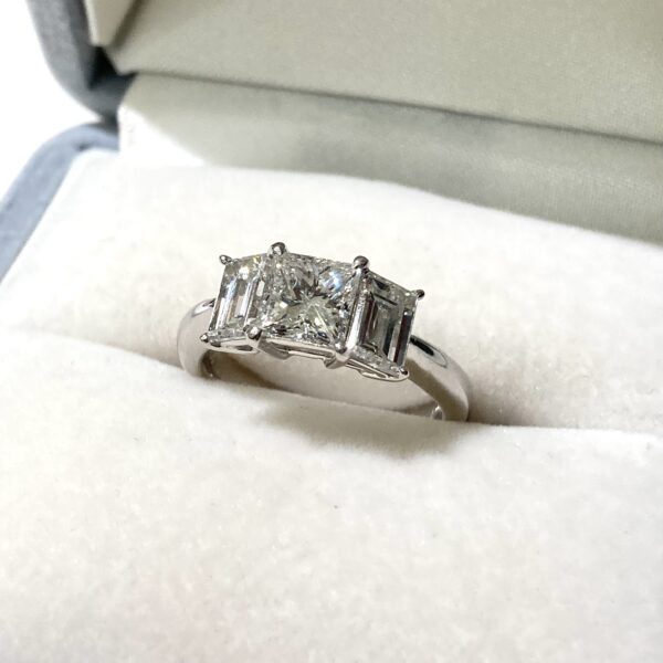 Pt900  プリンセスカットダイヤ1.015  スクエアダイヤ1.35  リング  鑑定書付き