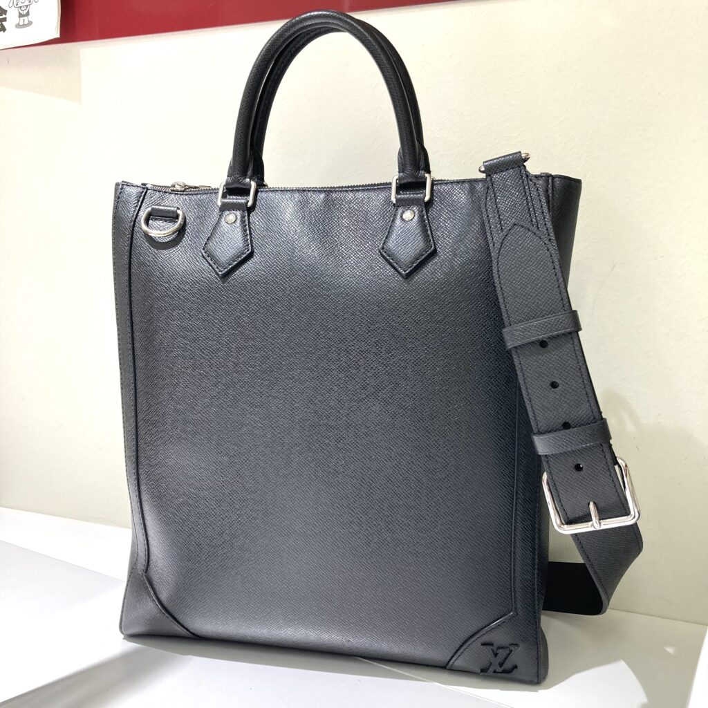 LV  タイガ  ヴァーティカル  トート  M30811
